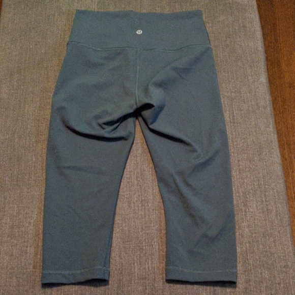 Lululemon Green capri SZ 6 - Picture 1 of 5